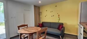 - un salon avec un canapé et une table dans l'établissement Le domaine du Parc Thermal, à Lons-le-Saunier