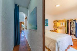 1 dormitorio con 1 cama y 1 habitación con pasillo en Chalet con piscina privada en Bolonia, en Tarifa