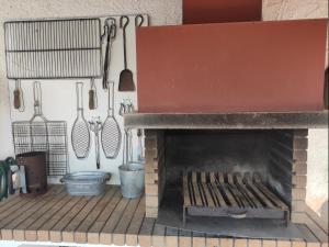 cocina con chimenea y utensilios en la pared en Casa aire, en Pals
