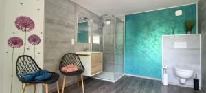 La salle de bains est pourvue d'une douche et de 2 chaises. dans l'établissement Le domaine du Parc Thermal, à Lons-le-Saunier