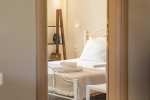 A bed or beds in a room at Harmony Apartments