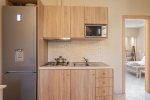 A kitchen or kitchenette at Harmony Apartments