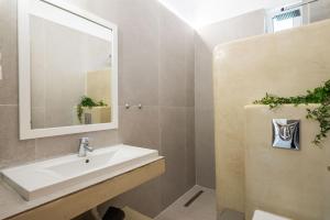 A bathroom at Harmony Apartments