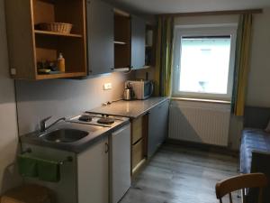 マットゼーにあるHaus Schmid Mattseeの小さなキッチン(シンク付)、窓 +14枚の写真
