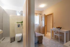 A bathroom at Harmony Apartments