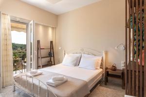 A bed or beds in a room at Harmony Apartments