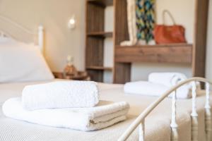 A bed or beds in a room at Harmony Apartments