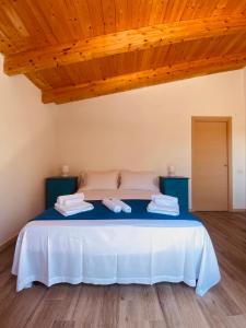 Posto letto in camera con soffitto in legno. di Guest House Napoleone a Carloforte