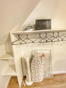 a shelf with a tv on top of a room at La casa Terracotta - centre ville , spacieux & confortable in Béthune