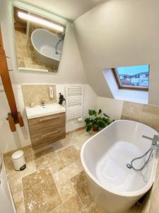 bagno con ampia vasca e lavandino di La casa Terracotta - centre ville , spacieux & confortable a Béthune