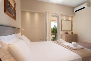 A bed or beds in a room at Harmony Apartments