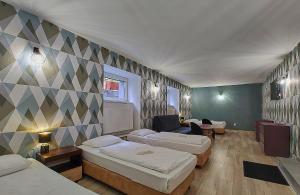ein Hotelzimmer mit 2 Betten und einem Sofa in der Unterkunft Willa Świerkowa in Karpacz