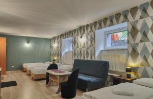 Pokój hotelowy z łóżkami, krzesłem i stołem w obiekcie Willa Świerkowa w mieście Karpacz