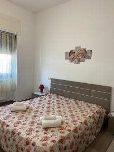- une chambre avec un grand lit et des serviettes dans l'établissement Casa Salento, à Specchia