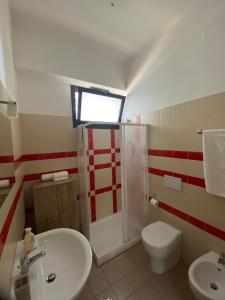 ein Bad mit einem Waschbecken, einer Dusche und einem WC in der Unterkunft Casa Salento in Specchia