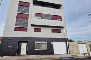 un bâtiment avec de nombreuses fenêtres et des portes blanches dans l'établissement Casa Cani, à Villareal