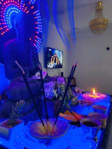 Pokój ze stołem ze świecami i kwiatami w obiekcie SAKURA Guest House Tourist only w mieście Wariyapola