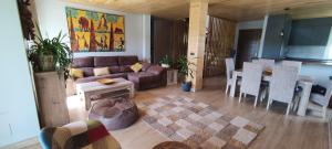 een woonkamer met een bank en een tafel bij Casa playa La Solana en Nigran in Nigrán