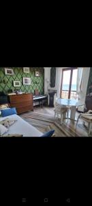 um quarto com uma cama, uma mesa e uma janela em Le Parasol em Porto San Giorgio