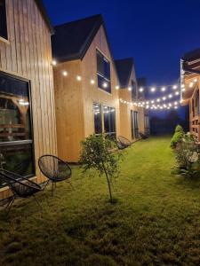 een groep stoelen in een tuin 's nachts bij Stodoły na Mierzei in Kąty Rybackie