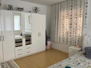 1 dormitorio con armarios blancos y 1 cama en Apartamani Evelin, en Veliko Gradiste