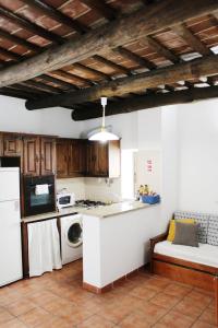 een keuken met een wastafel en een fornuis top oven bij Casa Refúgio in Évora