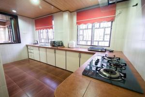 Η κουζίνα ή μικρή κουζίνα στο Luxury Bungalow (BM) KTV/Games/Football/pool table