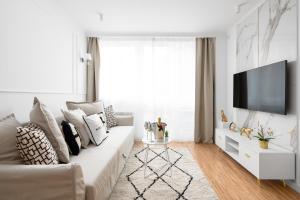 TV a/nebo společenská místnost v ubytování Glam & Modern by Cooee Apartments