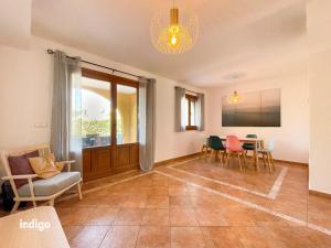 Posezení v ubytování (WAR002) Town House with Garden and Pool Access