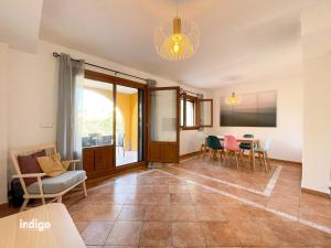 Posezení v ubytování (WAR002) Town House with Garden and Pool Access