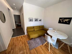 sala de estar con sofá y mesa en Apartments San Monte en Podstrana