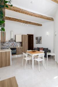 Hamrun的住宿－Modern, Cosy 1BD Apartment - Close to Valletta，厨房以及带桌椅的起居室。