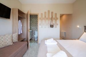 A bed or beds in a room at Harmony Apartments
