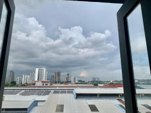 vistas a la ciudad desde el techo de un edificio en Smile Hotel Subang USJ, en Subang Jaya