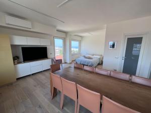 sala de estar con cama, mesa y sillas en Vista Mare Guest House, en Civitanova Marche