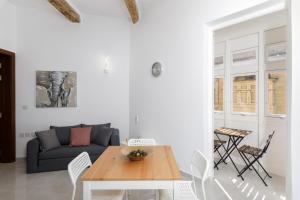 uma sala de estar com um sofá e uma mesa em Modern, Cosy 1BD Apartment - Close to Valletta em Hamrun