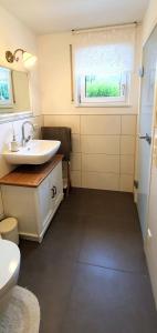 een badkamer met een wastafel en een toilet bij Casa Wiesenblick in Nürtingen
