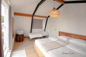 - une chambre avec un grand lit et une grande fenêtre dans l'établissement ApartHotel De Koning by Urban Home Stay, à Alkmaar