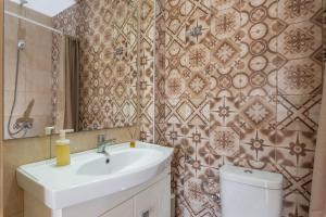A bathroom at Harmony Apartments
