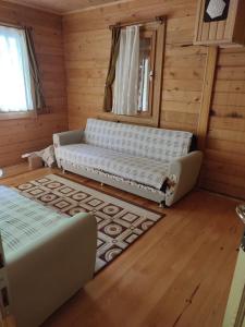 מיטה או מיטות בחדר ב-uzungöl demir kapı bungalov dağ evi