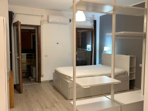 - une chambre avec des lits superposés et un miroir dans l'établissement Central Modern Studio Bari, à Bari