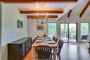Gallery image of Sunny Big Canoe Home with Views and Screened Porch in Jasper