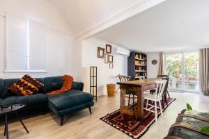 ‘Attunga’-1 min to Sovereign Hill, CBD, wifi, bath في بالارات: غرفة معيشة مع أريكة وطاولة