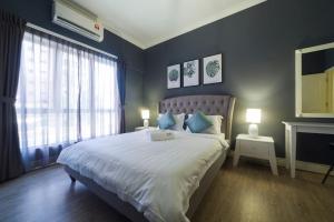 - une chambre avec un grand lit aux murs bleus dans l'établissement JSuites@Marina Court•KK City Ctr•3Bdr2Bth•max 6, à Kota Kinabalu