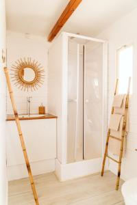 een badkamer met een ladder en een spiegel bij Dreamsea Bungalows Alentejo in Porto Covo