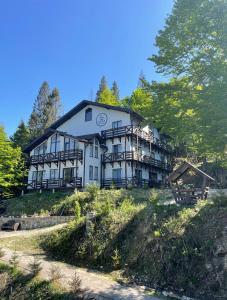 una gran casa blanca en la cima de una colina en DACHA на Магурі en Pilipets