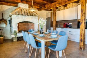 a kitchen and dining room with a table and chairs at Villa Storia in Velika Čista