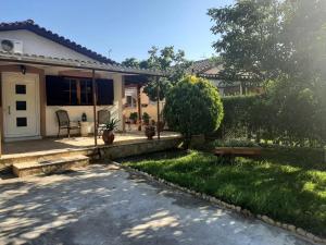 a house with a yard with a driveway at Tota's guest house, 4 min walk to the beach in Levendokhórion