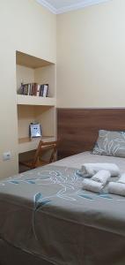 - une chambre avec un lit et des serviettes dans l'établissement Alle's Myslym Shyri studio apartment, à Tirana