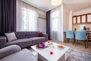 uma sala de estar com um sofá e uma mesa em ASSOS APART BELEK em Belek